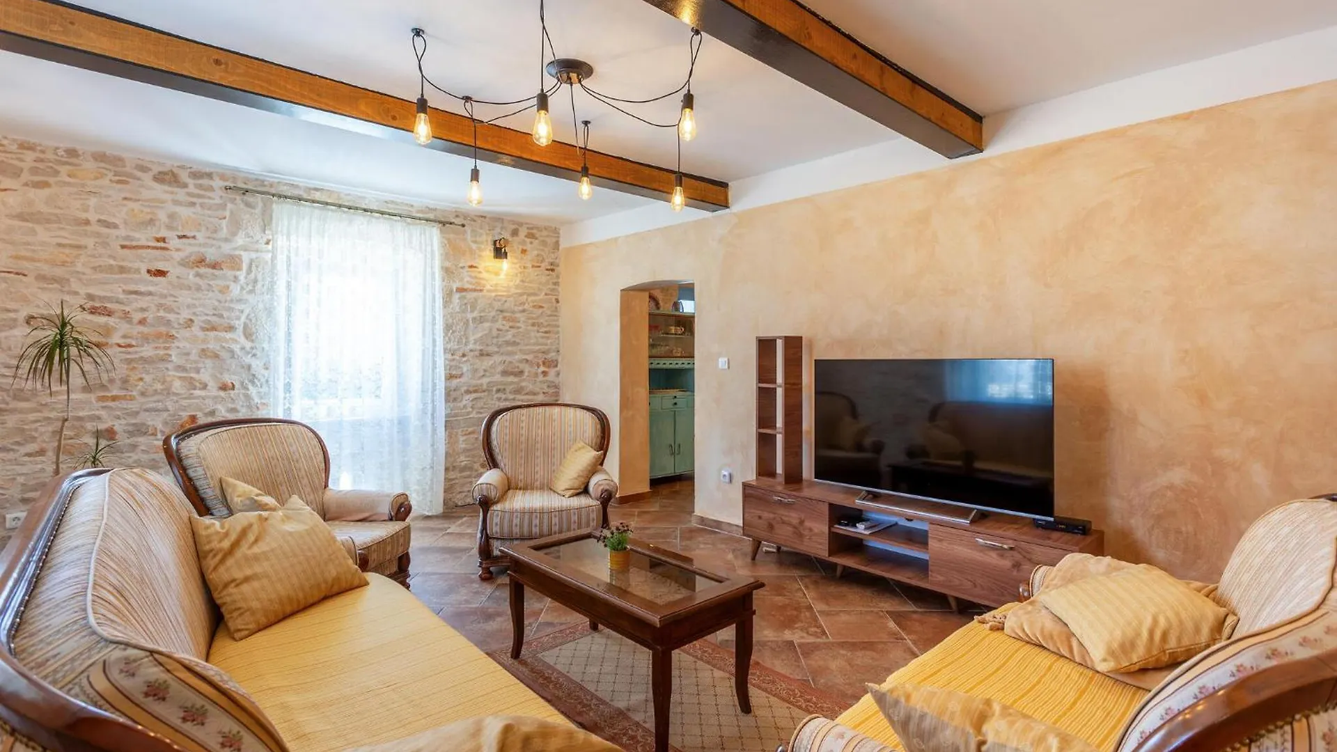 Stunning Home In Liznjan With Kitchen Holiday home